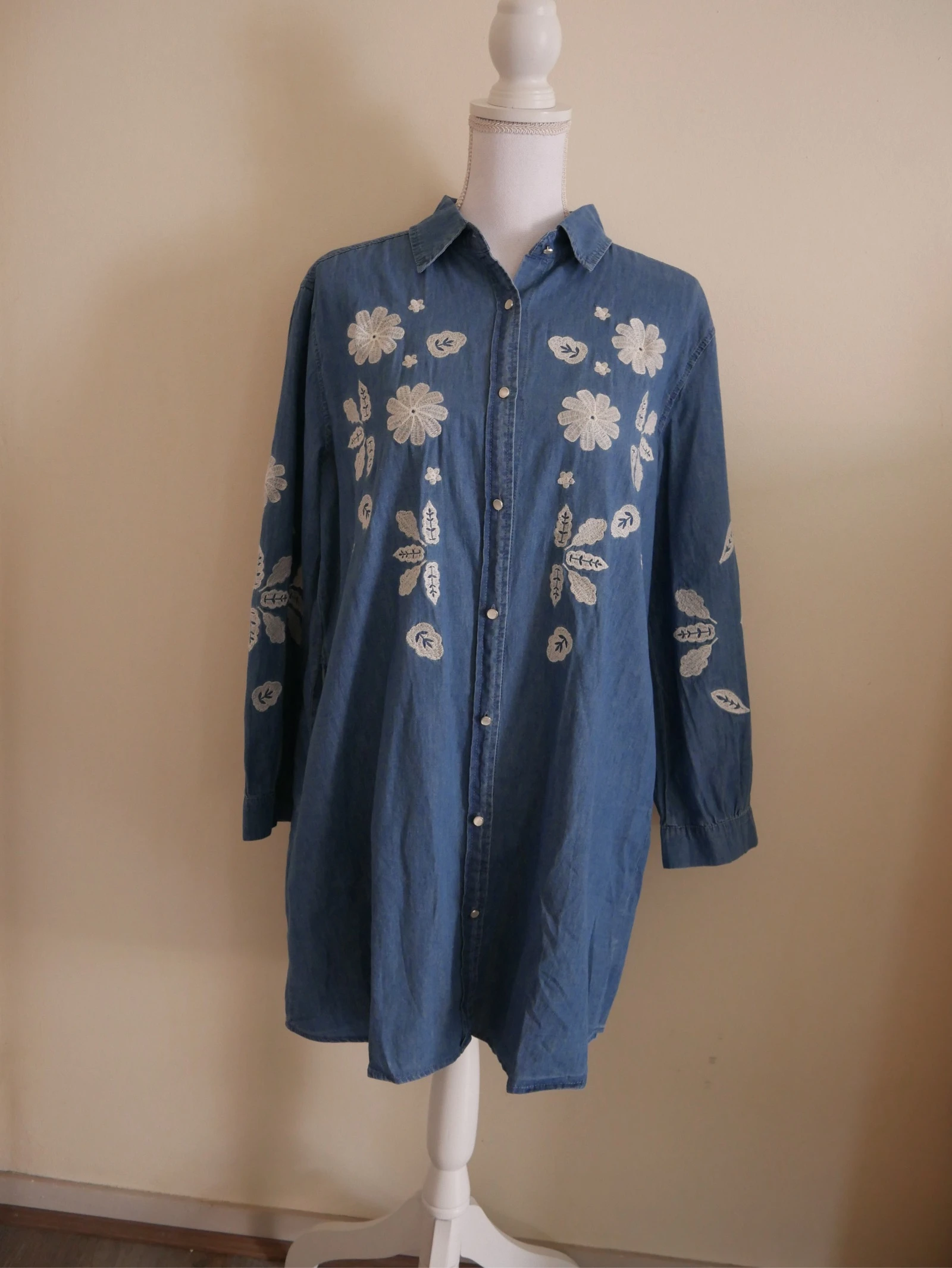 Robe chemise en jean et broderie_ Charlior